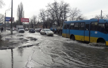В Одессе прорвало водопровод: затоплена дорога