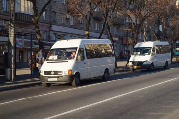 В Запорожье водитель отказался ехать дальше из-за льготницы и высадил всех пассажиров из маршрутки