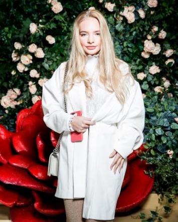 21-летняя дочь Дмитрия Пескова похвасталась сумочкой Louis Vuitton за 169 тысяч рублей