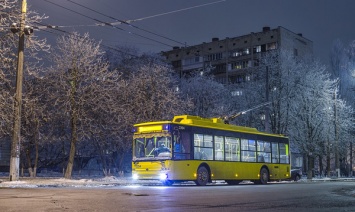 В Киеве пассажиры самостоятельно толкали сломавшийся троллейбус к остановке. Видео
