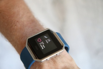 Появились снимки новых умных часов Fitbit Versa 2