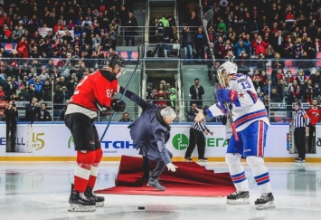 Курьез дня. Моуриньо упал на хоккее в России (ВИДЕО)