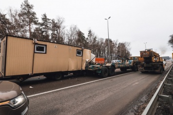 Под Киевом столкнулись военный тягач и грузовик. На Житомирском шоссе образовались пробки