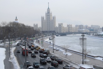 Москву накрыла волна сообщений о бомбах: тысячи людей срочно эвакуируют