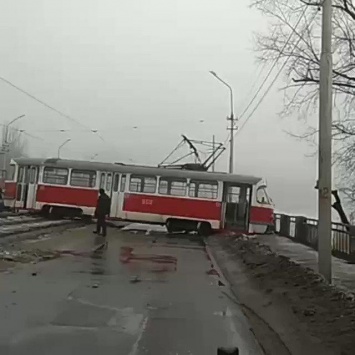 В Донецке трамвай сошел с рельс и чуть не упал с моста