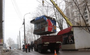 В Днепре продолжают демонтировать незаконные киоски