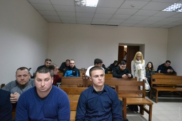 Суд оставил под домашним арестом болельщиков, которые избили одесских патрульных: пострадавший лейтенант намерен судиться с управлением патрульной полиции