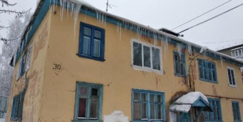 Вологда снова отличилась: Сосульки и снег с крыш предлагают сбивать самим жильцам - лыжами