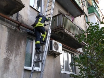 На Николаевщине спасатели помогли пенсионерке, которая упала дома и не могла встать