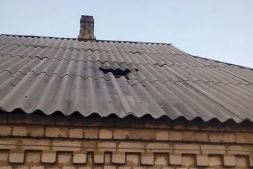 После обстрела в двух домах на Лугащине остались крупные дыры