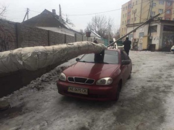 В Днепре несколько дней не могут извлечь автомобиль из-под рухнувшей теплотрассы