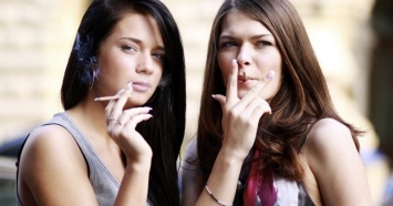 Ученые выяснили, почему женщинам тяжелее бросить курить