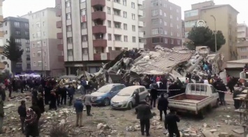 Обрушение многоэтажки в столице: стены падали прямо на людей, видео