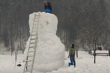 Семь метров в высоту. На Закарпатье вылепили снеговика-великана. Фото
