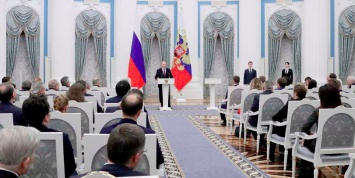 Путин вручил молодым ученым премии в области науки и инноваций