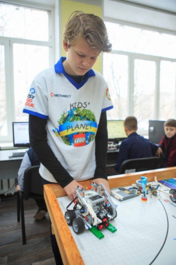 Хобби настоящего: в Покровском лицее дети учатся собирать и программировать роботов