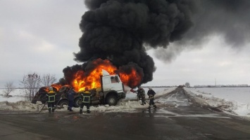 В Полтавской области автоцистерна слетела в кювет и загорелась: жуткие фото аварии