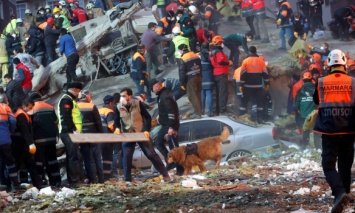 Число жертв обрушения дома в Стамбуле возросло до одинадцати