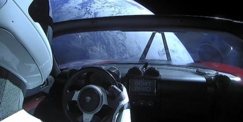 За год в космосе Tesla Roadster удалился от Земли на 364,5 миллиона километров