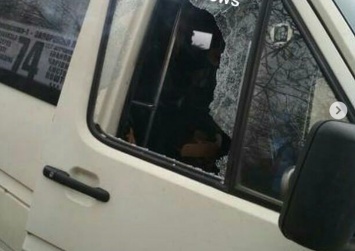 В Запорожье пассажир маршрутки разозлился на водителя и выбил стекло