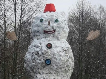 Не пугайся: в Полтавской области слепили снеговика-гиганта