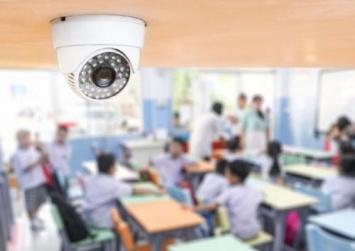 «И в туалет под конвоем»: Установка камер в российских школах вызовет перенапряжение у детей и учителей - психолог