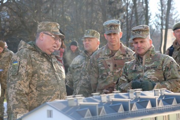 Американский генерал проверил, как готовятся на Яворовском полигоне украинские военные и рыжий кот. Фото