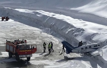 На курорте в Альпах самолет врезался в сугроб