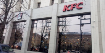 На скандальном KFC в Доме профсоюзов снова повесили вывеску, а потом обернули черным пакетом: фото