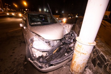 В Киеве на Троещине пьяный водитель Nissan с девушкой-пассажиром влетел в столб