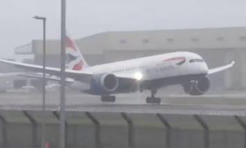 Самолет British Airways из-за шторма не мог приземлится в аэропорту Лондона