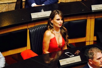 Красавица-депутат сразила бразильцев откровенным нарядом на инаугурации