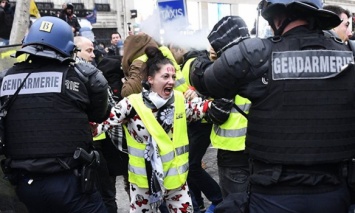 В Париже участнику движения "желтых жилетов" оторвало руку