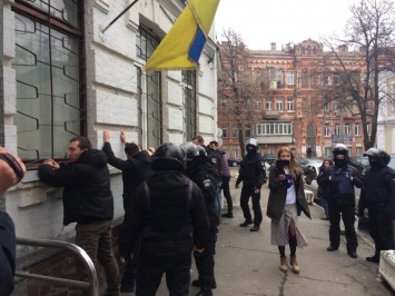 "Кто убил Гандзюк". В Киеве радикалы с оружием штурмовали управление полиции, есть раненые. Фото