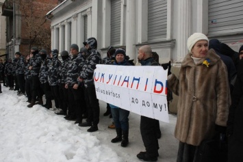 Нацики забросали краской консульство России
