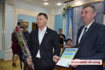 В Николаеве вручали квартиры участникам АТО: советник Сенкевича приехал за ордером на Лексусе