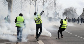 В Париже во время протестов «жертых жилетов» взорвалась граната: мужчине оторвало руку
