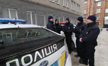 Вооруженные люди штурмовали отделение полиции в Киеве: "травили газом, 40 задержанных"