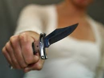Во время пьяной ссоры жена пырнула мужа ножом. И бросила умирать