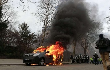 В Париже "желтые жилеты" сожгли авто военного патруля у Эйфелевой башни