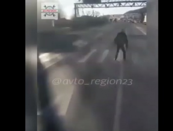 В Новороссийске на видео грузовик чуть не сбил сотрудника ДПС