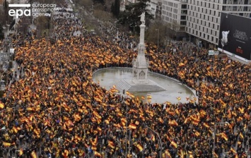 В Мадриде многотысячный митинг против диалога с Каталонией
