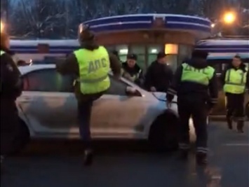 В России сотрудники патрульной службы использовали для блокирования дороги чужие машины, чтобы задержать нарушителя