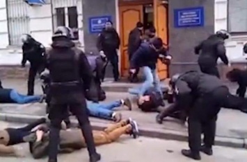 Полицейского, кричавшего "Лежать, Бандера!" и избивавшего ногами лежащих, идентифицировали - Луценко