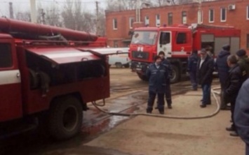 Пожар в Днепре: сотрудники ГСЧС тушили офис трамвайного депо