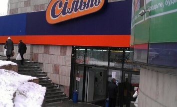 В центре Харькова мужчину вывели с позором из магазина