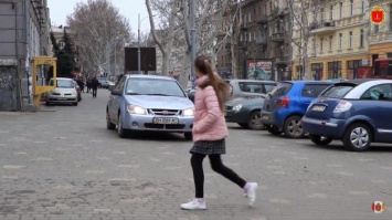 Труханов возмущен наглыми водителями, портящими люки в центре Одессы