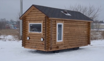 УАЗ Буханку превратили в деревянный дом на колесах (видео)