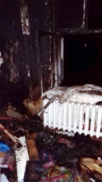 В Кривом Роге горела квартира. Пожилую хозяйку вынесли из огня