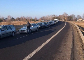 Украинцы породили рост цен на авто в Литве и очереди на границе